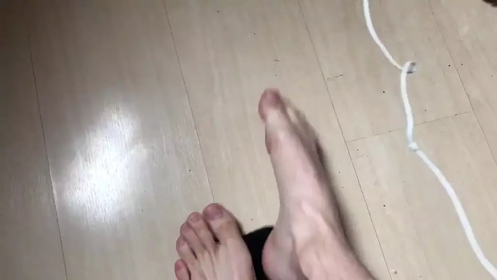 горячая игра в спальне в чёрных носках otc