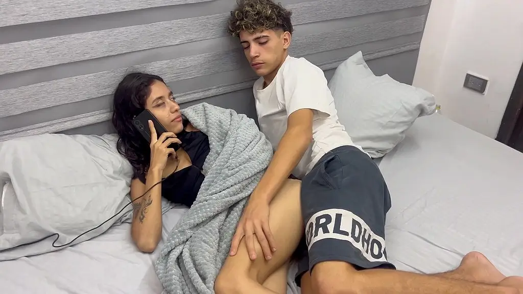 hermanastro deja los celos. mi hermanastro esta celoso por mi novio y me da una dura cogida mientras hablo por llamada con el.
