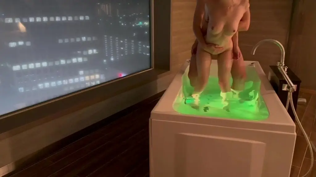 フルver.夜景の見えるホテルのお風呂でイチャイチャして、立ちバックで激しく突く生ハメsex