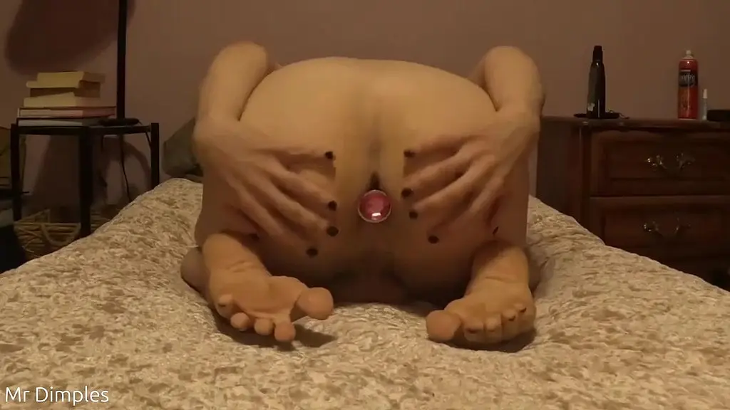 showing off my pink buttplug!