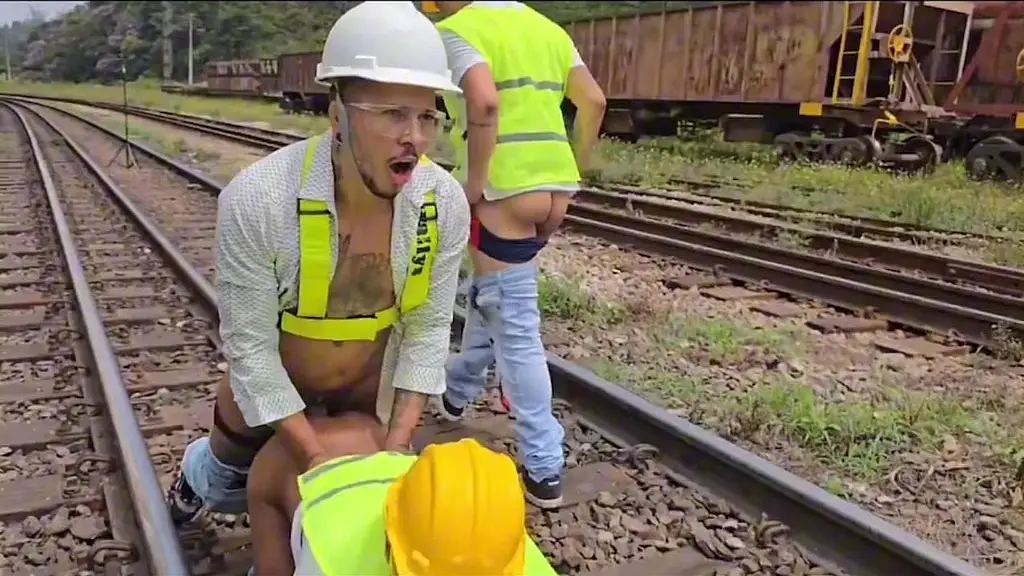 operarios foderam gostoso com o chefe durante a pausa almoco