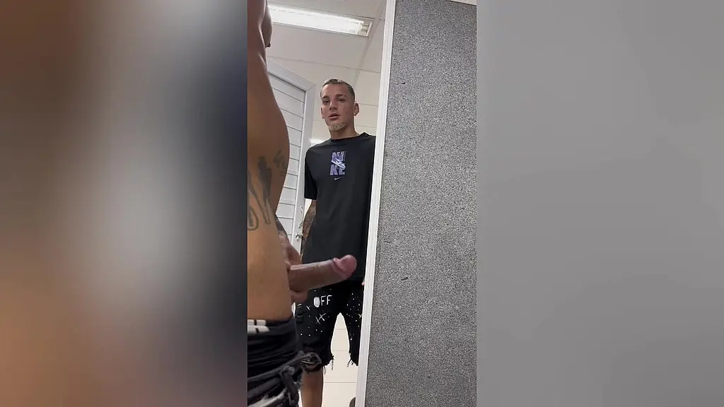 dotado e flagrado no banheiro da faculdade batendo uma e chama novinho twink para fuder sem camisinha / gifted is caught in the college bathroom hitting one and calls young twink to fuck without a con