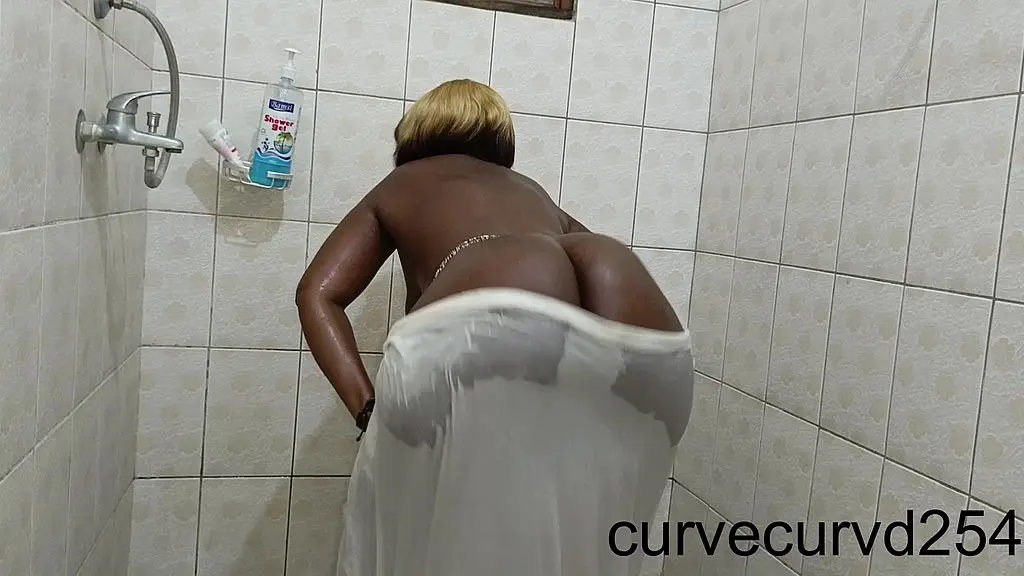 thick curvy big booty ebony twerking in the showers