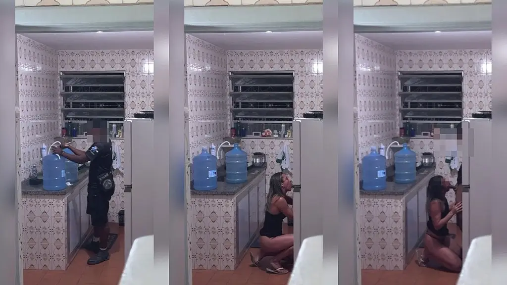 o entregador voltou e meteu gostoso na hotwife enquanto o corno se escondeu no banheiro