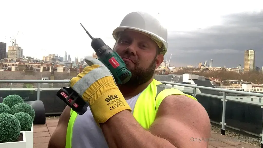 builder solo flexing on site