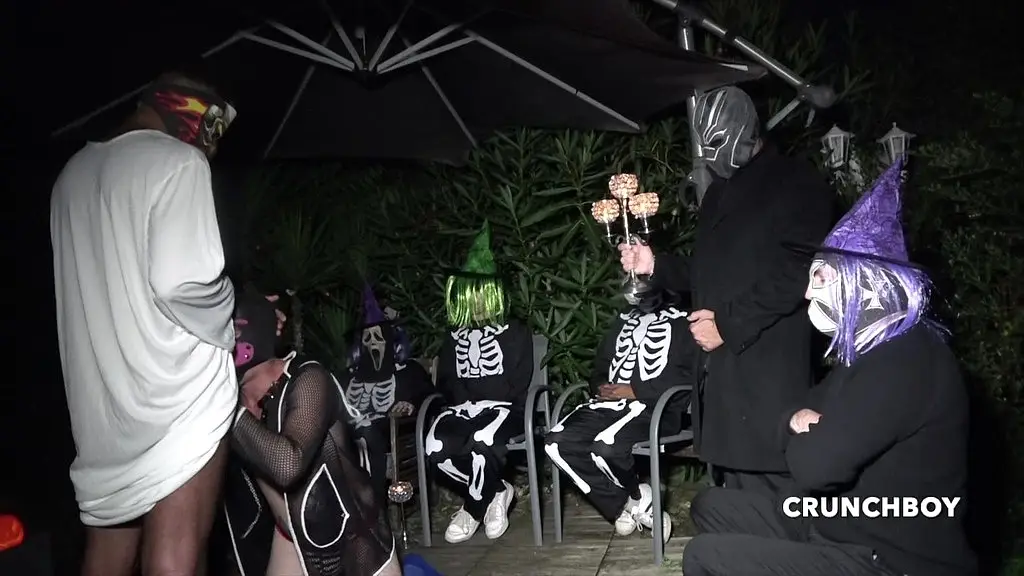 il se fait baiser dehors pendant la nuit d halloween