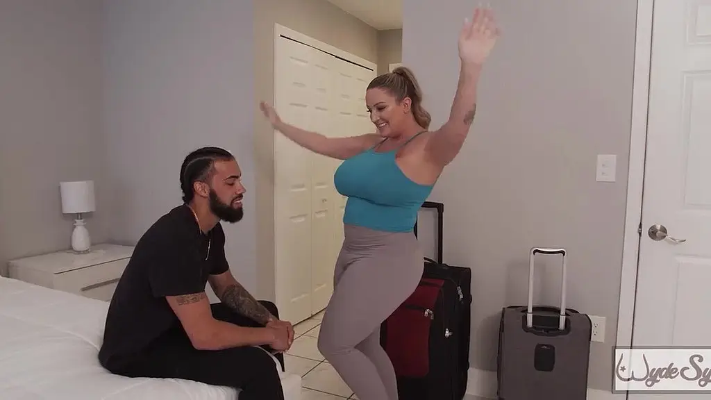 massive butt hollywood c4sh got bbc! jonathan jordan fills her up!