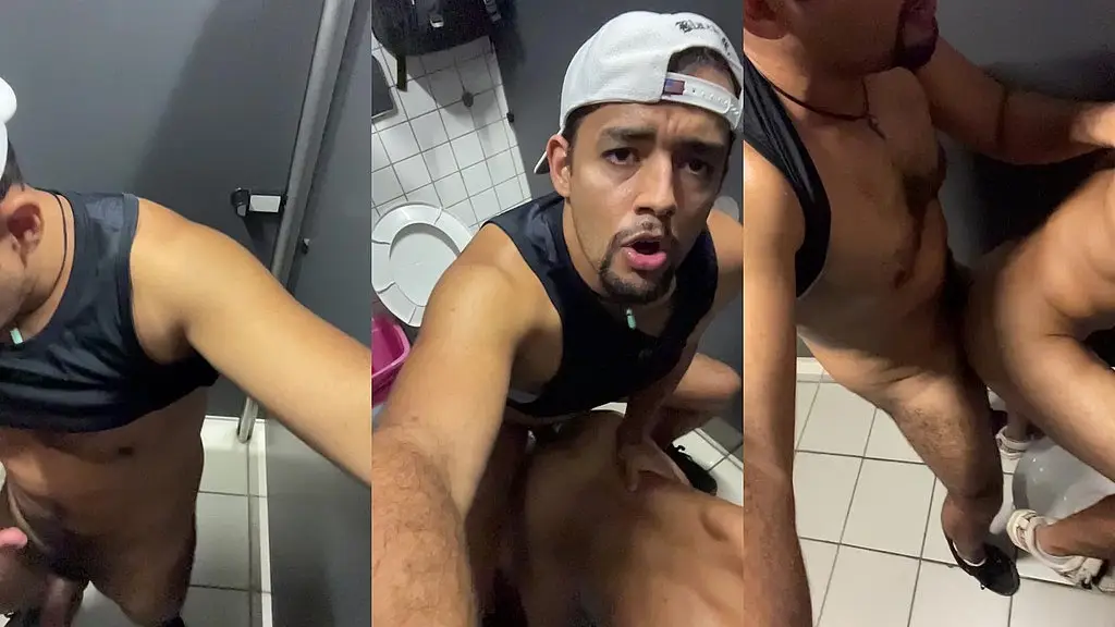 twink fodendo com dotado no banheiro publico