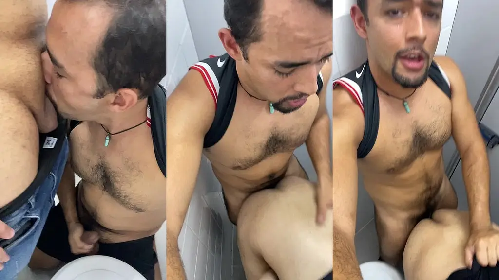 eu fodo ele no banheiro secretamente enquanto todo mundo esta na festa.