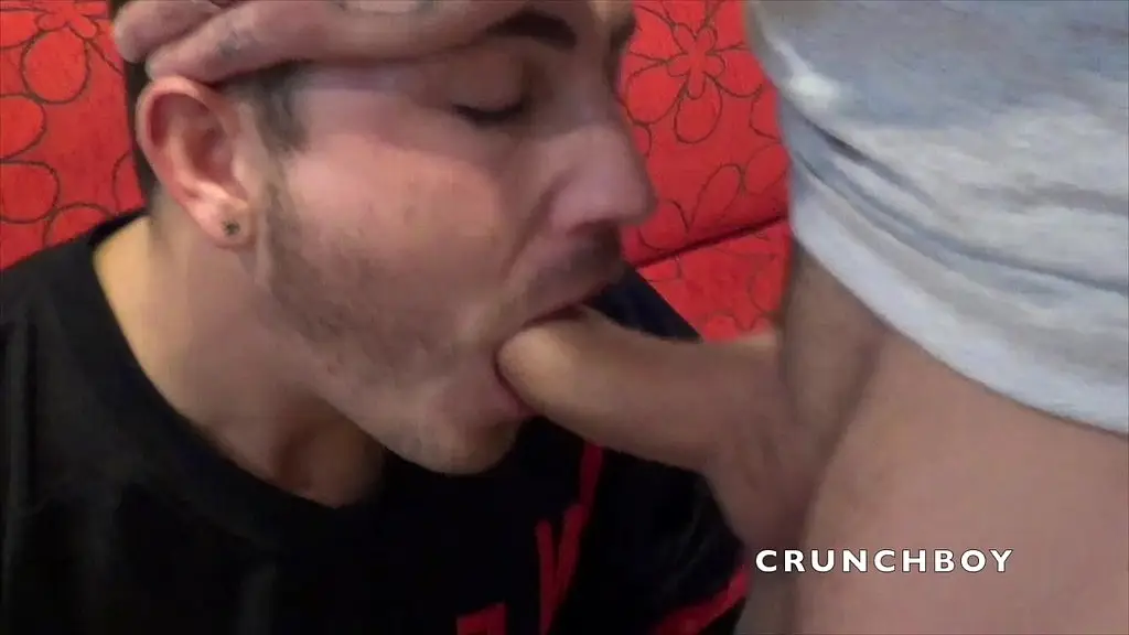 son premier film porno avec un mec domianteur tatoue