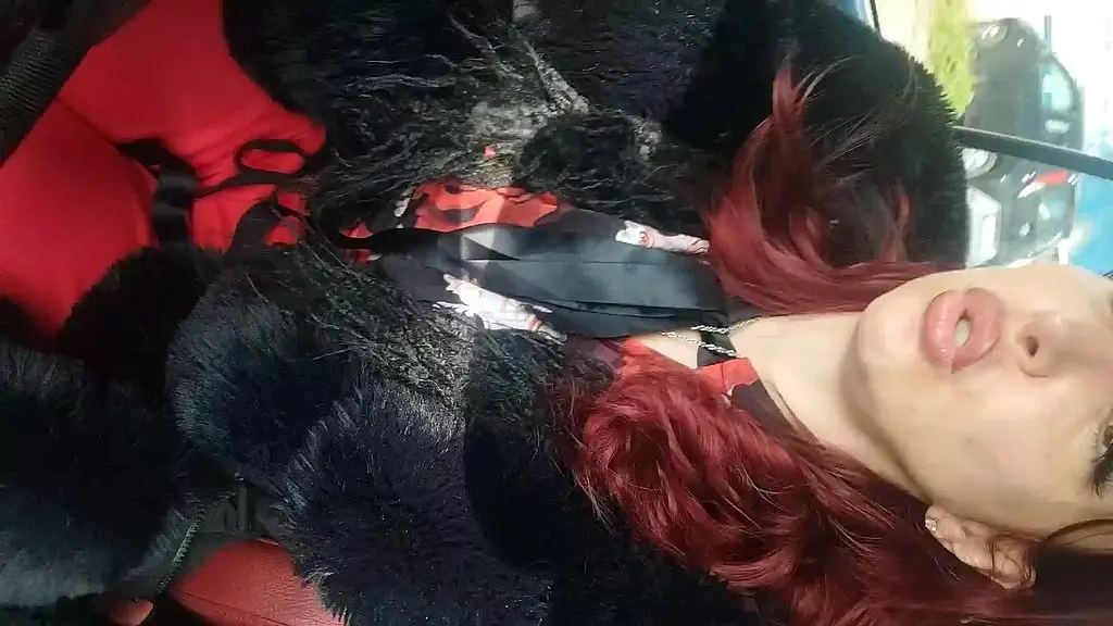 chantalchannel - guidatrice cafona- rude lady driver