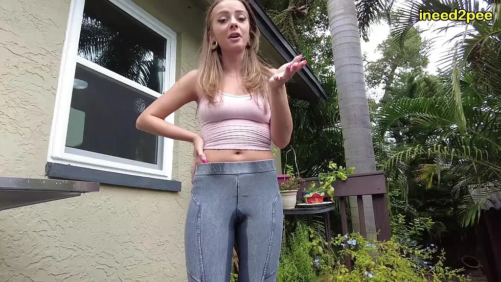lola leda amatuer peeing her tight jeggings while smoking