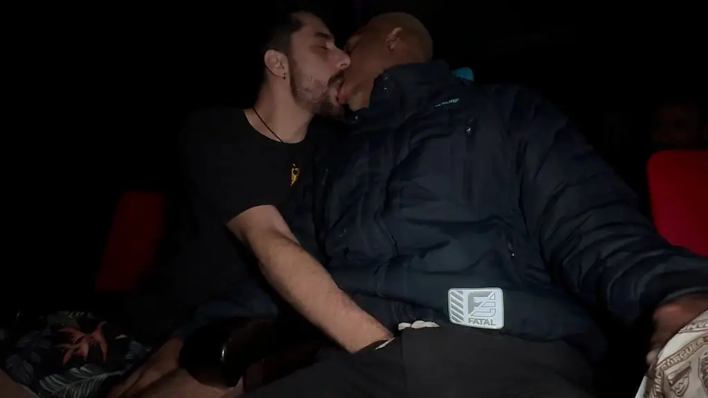 maior orgia dentro do cinema, e teve muito leite no rabo.