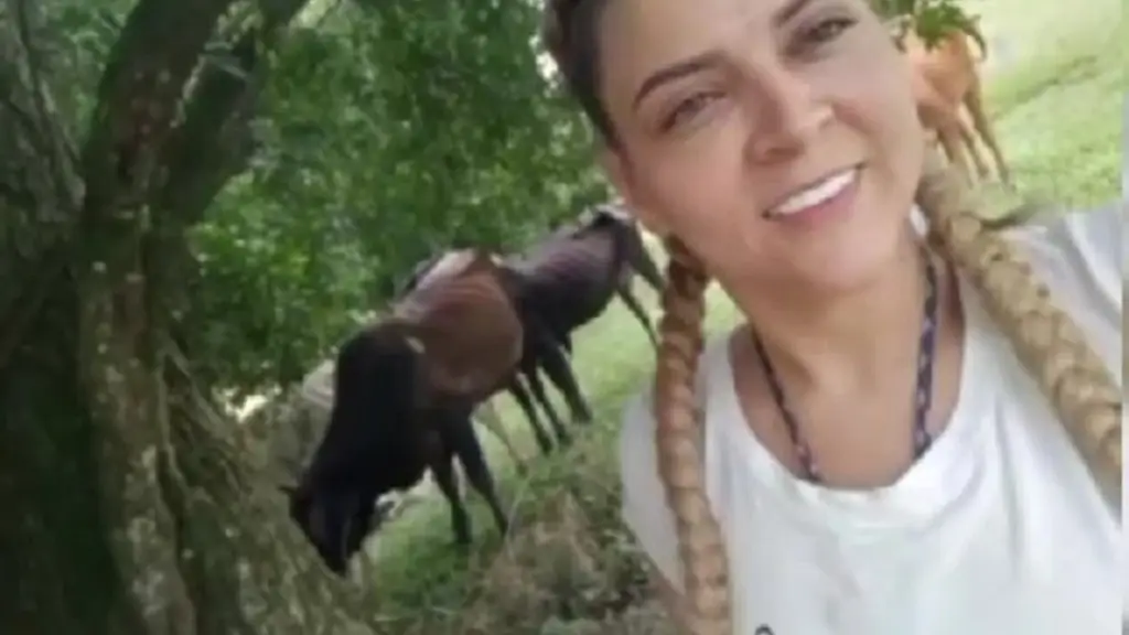 con la vaca lola ordenando la polla