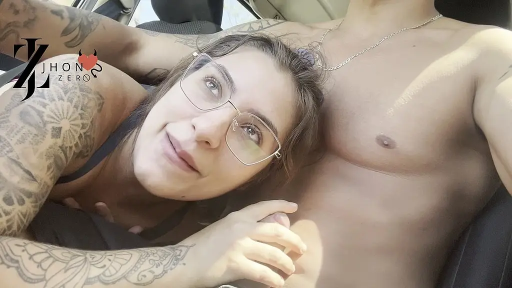 boquete babado com o carro em movimento