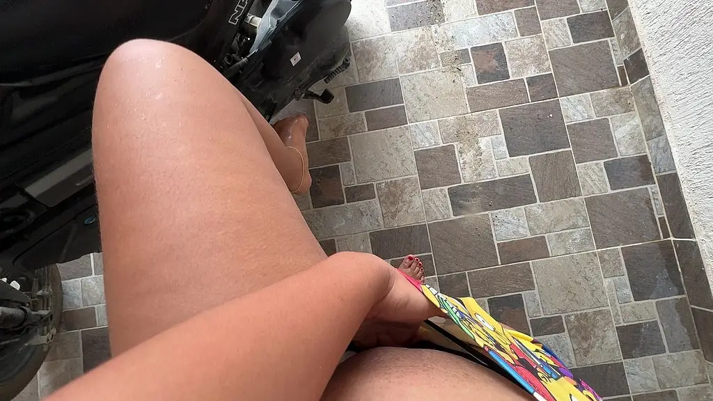 estoy completamente loca por masturbarme al frente de mis vecinos nuevos