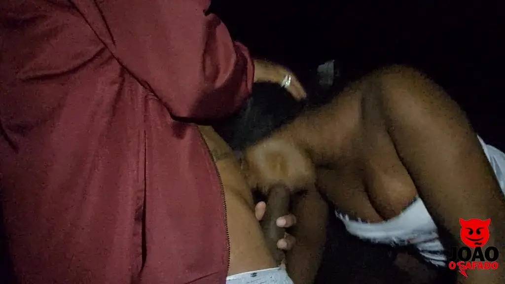 na cabine de glory hole comi a novinha rabuda