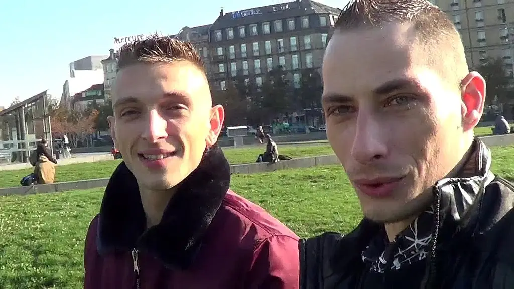 jeune de 20 ans actif et bien monte
