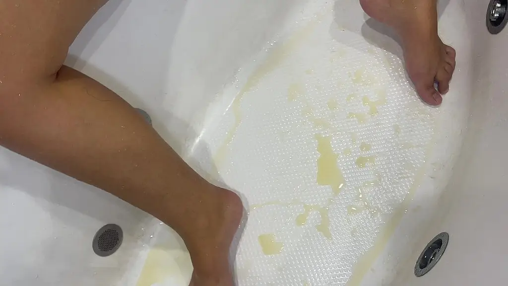 compilation of peeing from a hairy pussy in the jacuzzi!