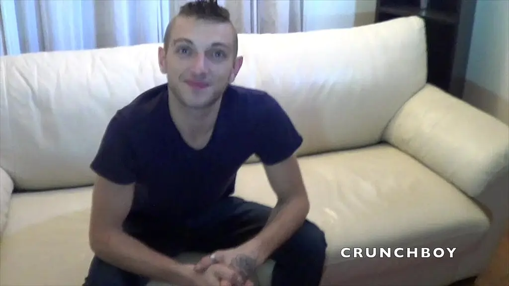jeune hetero donne son cul a son pote gay