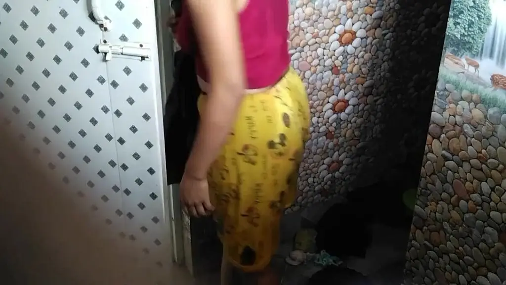girlfriend naha rahi thi aur boyfriend ne video banayi