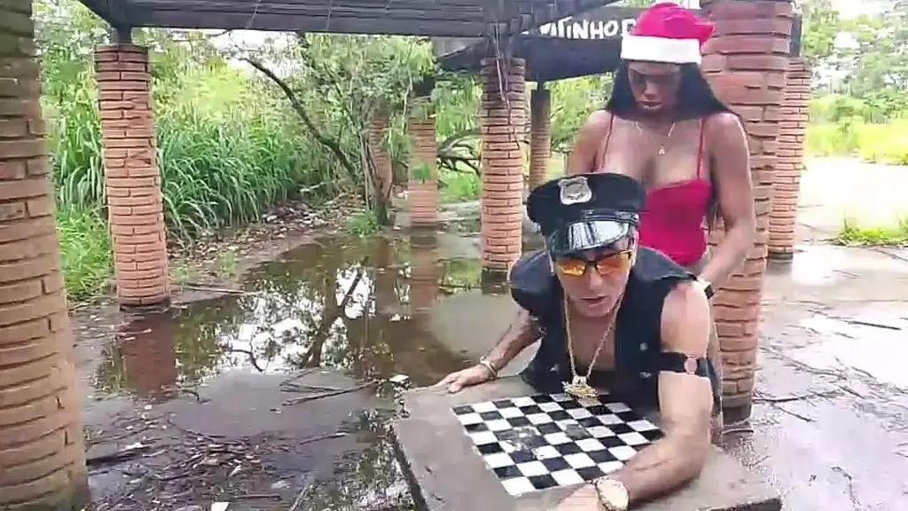 policia estava fazendo uma ronda e deparou com a mamae noel