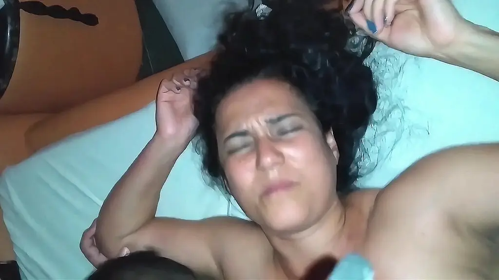 o corno do meu marido deixou dois amigos me foderem sem do