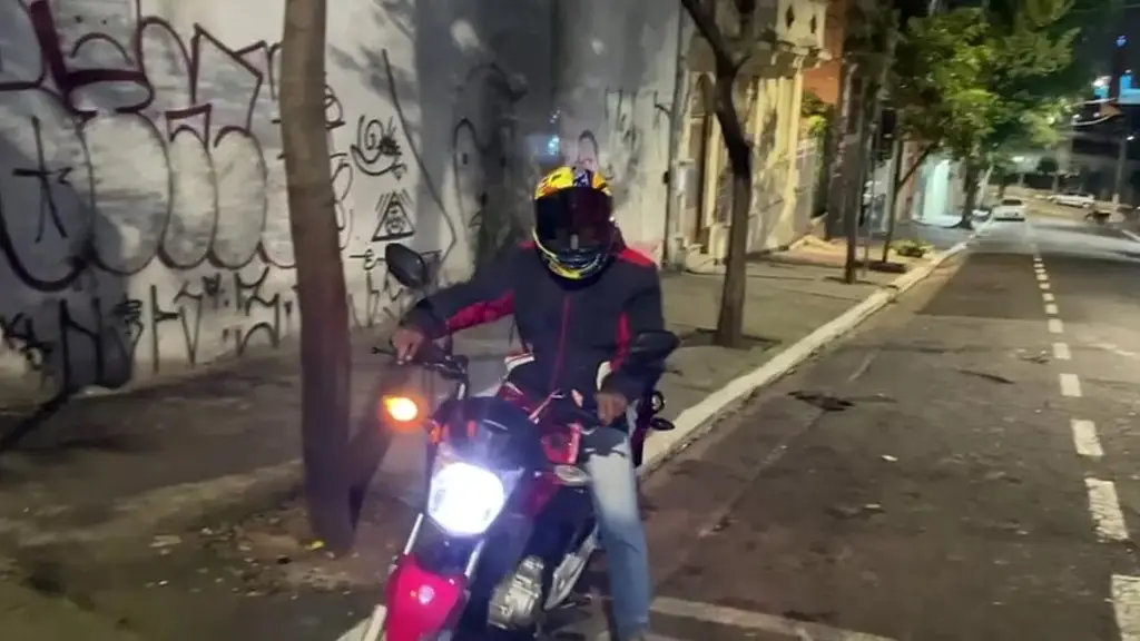 entregador gostoso tava com pau marcando, pedi pra chupar.