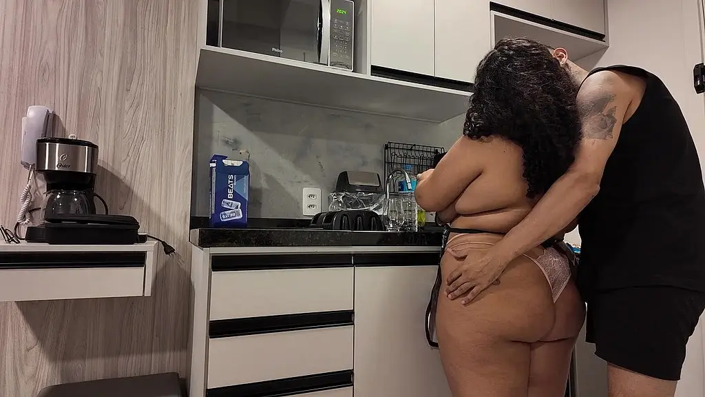 me pegou na cozinha lavando a louca sem roupa e me comeu ali mesmo