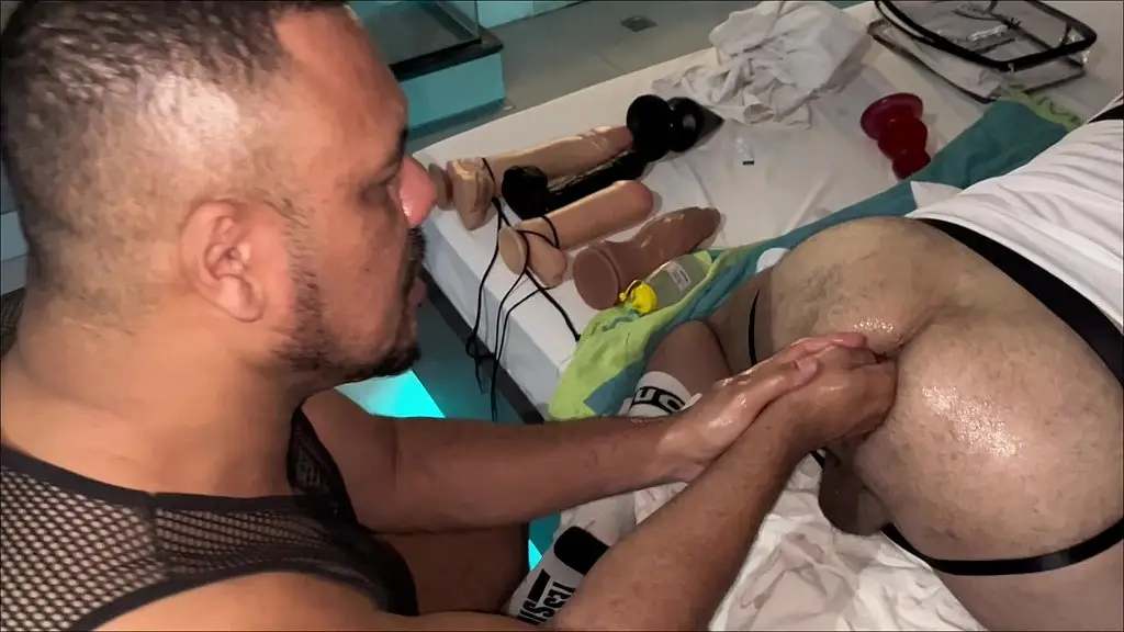 fisting profundo nesse sao paulino que deixou a mulher em casa para comemorar no motel