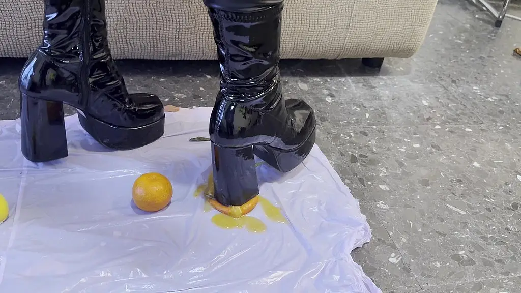 aplastando frutas con mis tacones