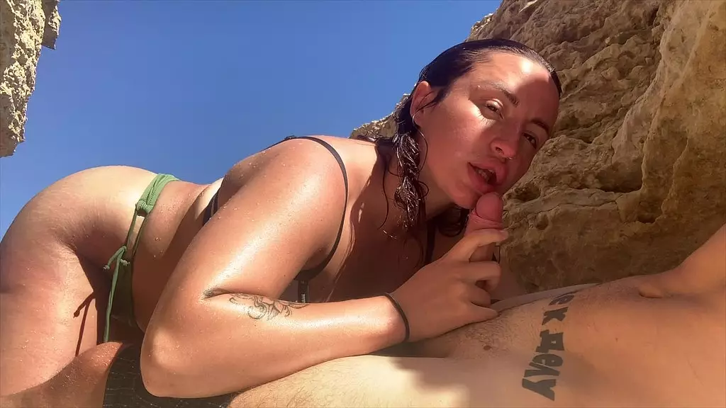 малышка на улице сосет член pov