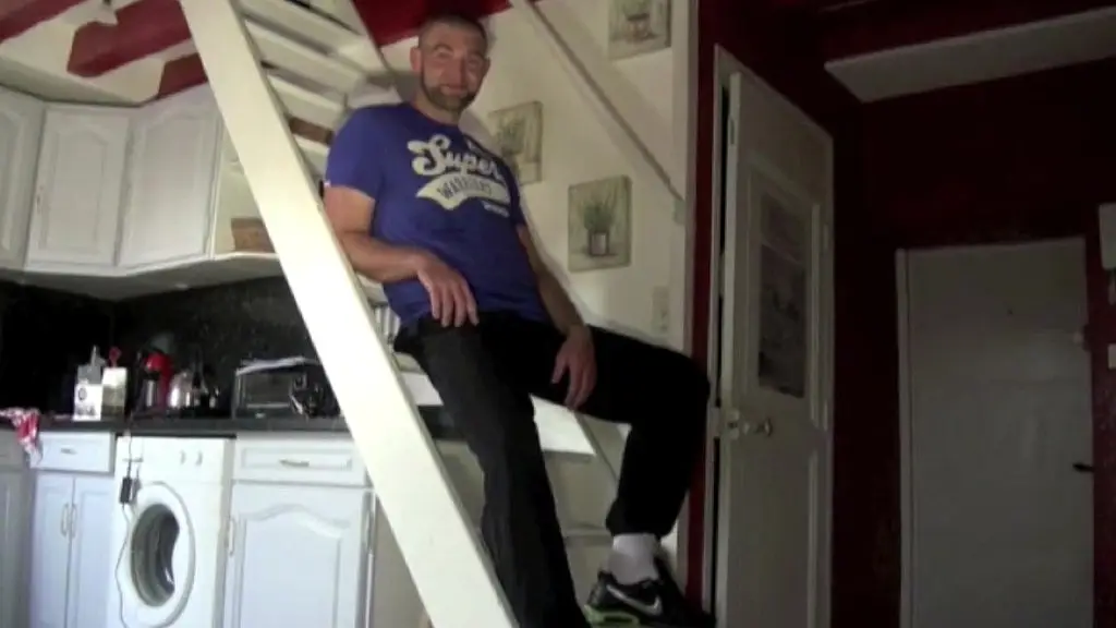 soupis sniff et lecher les pieds d un mec poilu