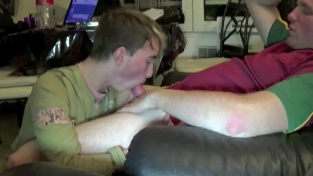 un jeune mec baise par un pote gay effemine