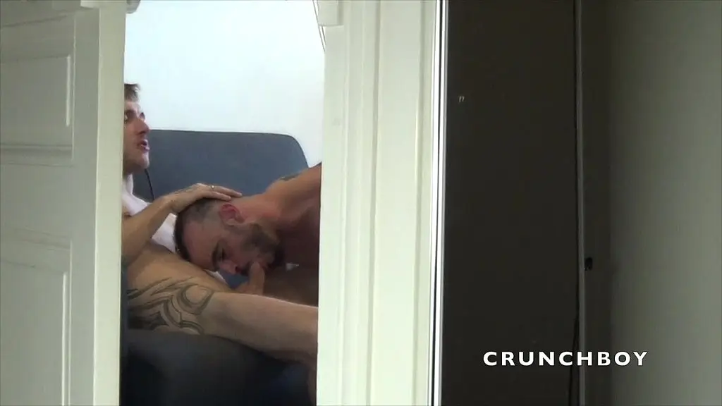 il baise son pote sans voir que sa femme le regarde