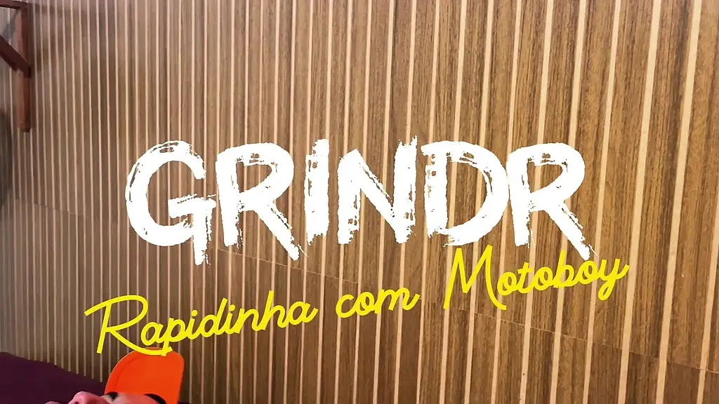 tirando a virgindade de um macho casado junto com colega de trampo