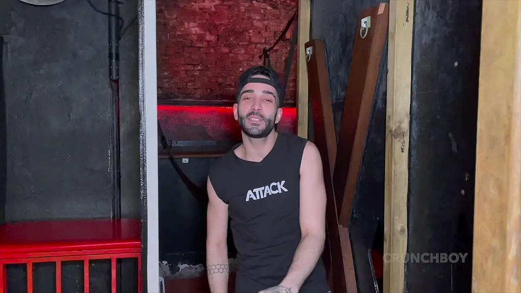 deux beaux mecs espagnols baisent bareback dans une backroom de madrid