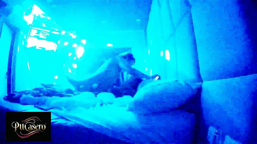 nos interrumpieron... escucha a la cuartelera del hotel al final.