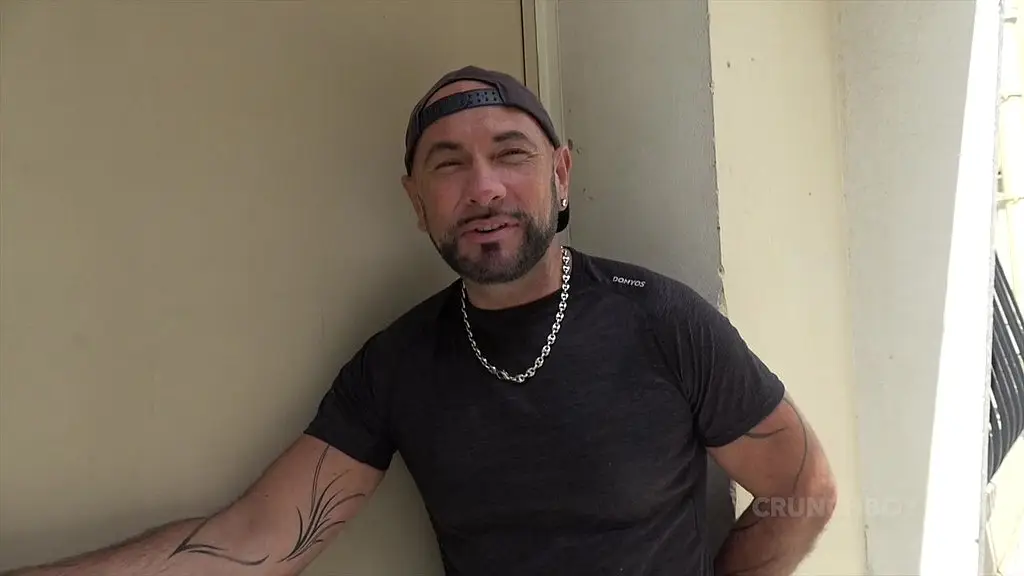 uin super beau heteor barbu baise le cul de salope jess royan