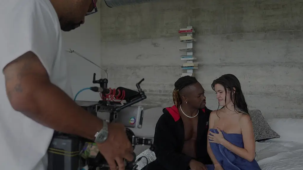 tras camara con rossa vaxx y un bbc africano 