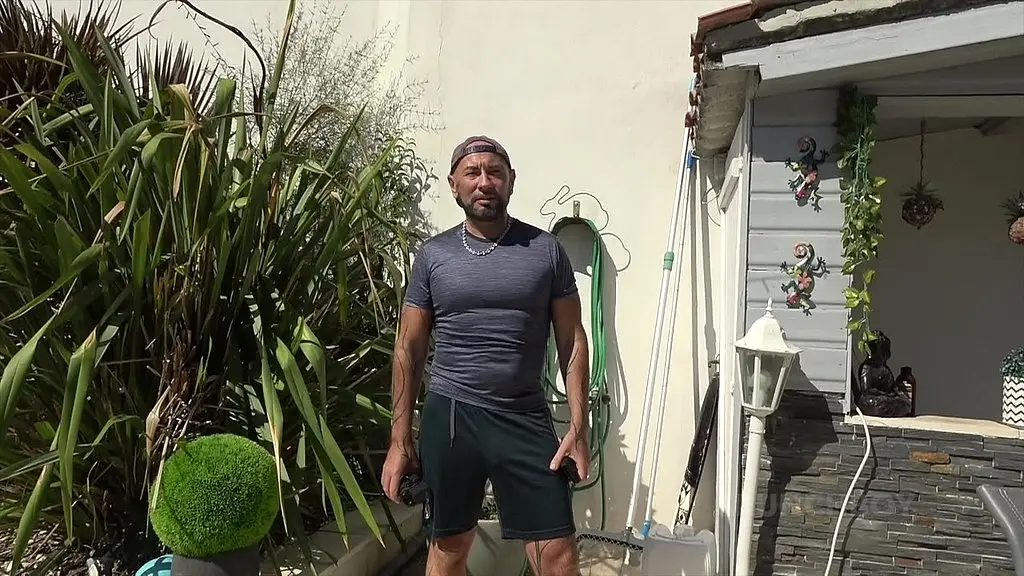 bon souis baise sans capote par deux mecs dans un jardin public