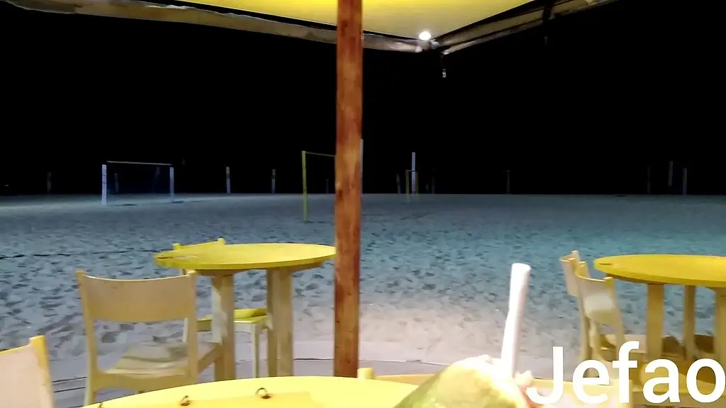 paguei uma bebida pra ela e ela me pagou uma mamada na praia