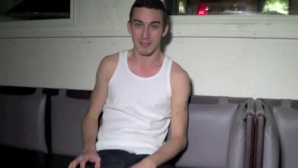un hetero curieux de paris baise un gay pour une nouvelle experience sexuelle