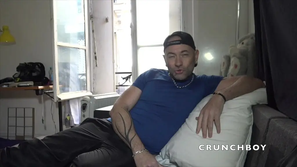 il drague un mec hetero dans la rue et le suce chez lui