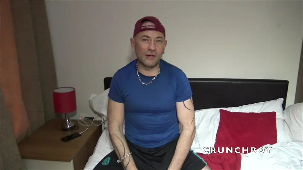 beau mec tatoue soumis sert de vides couilles a un hetero