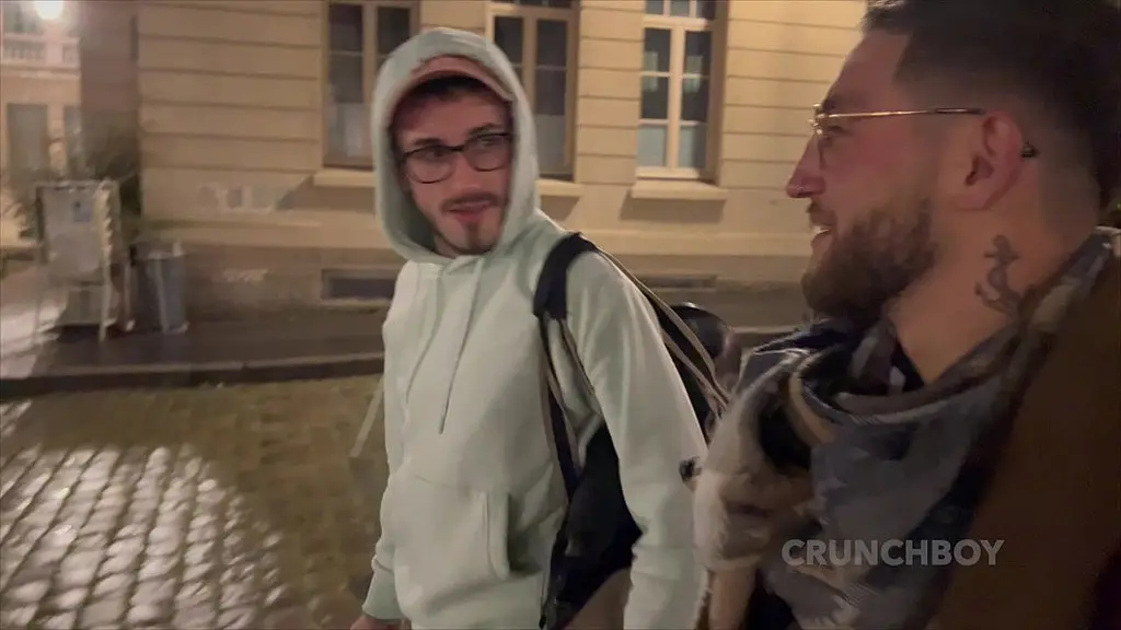 jeune soumis sexy donne son cul sans capote un un beau mec hetero curieux