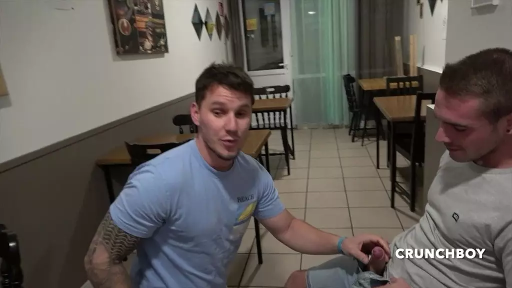 стриазгхт трахает гея в общественном ресторане