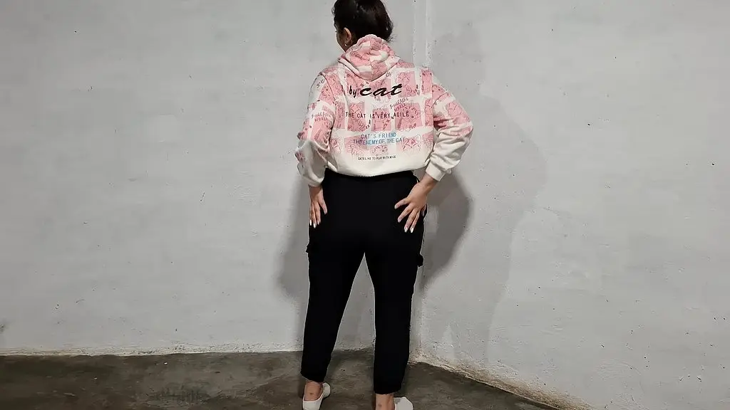 chloe takes her pants down and shakes her ass
