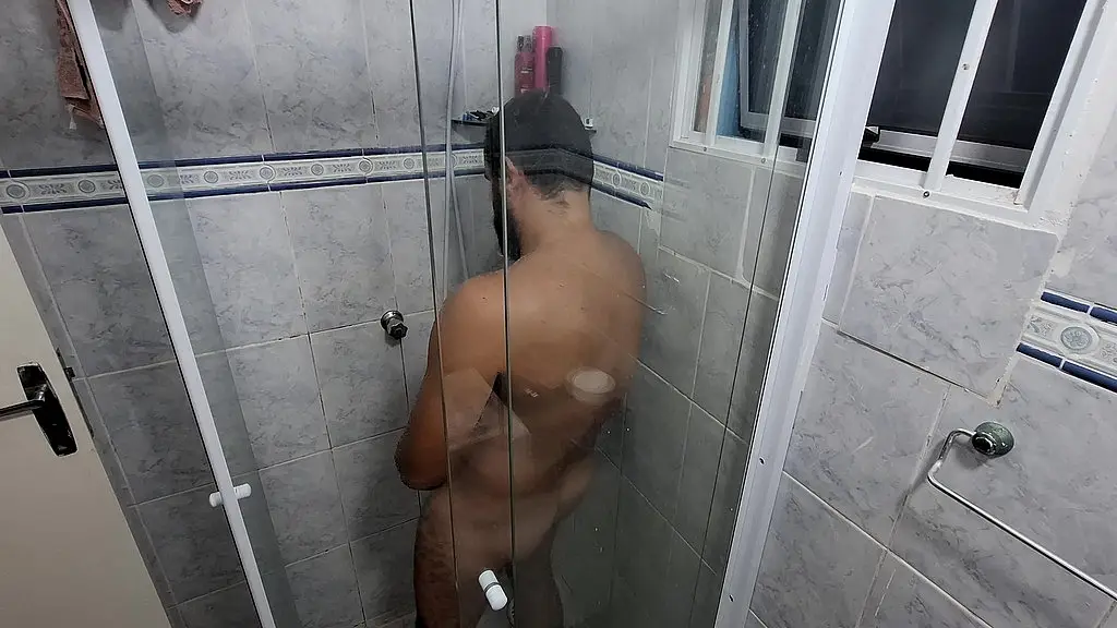 invadi o banheiro da madrasta: punheta de porta aberta