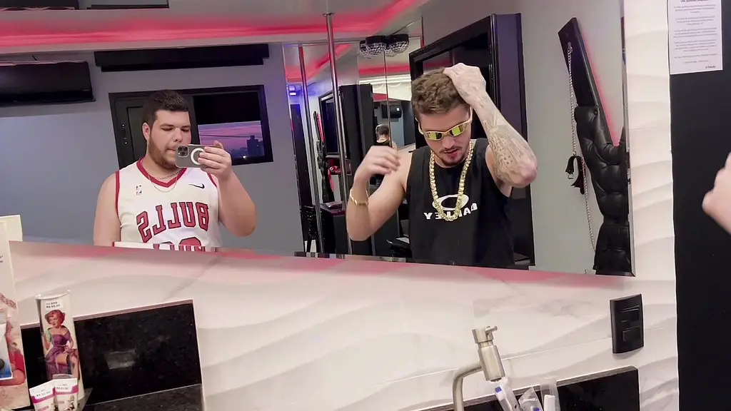 3 malokas dotados comendo o rabao do gordinho (completo)